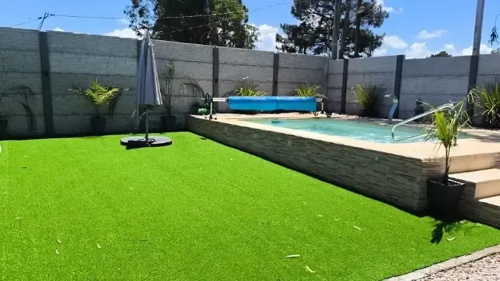 Muro símil piedra · 2.5 m altura · Junto a piscina - imagen 4