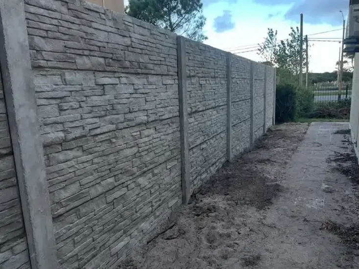 Muro símil piedra · 24 metros · variación de alturas